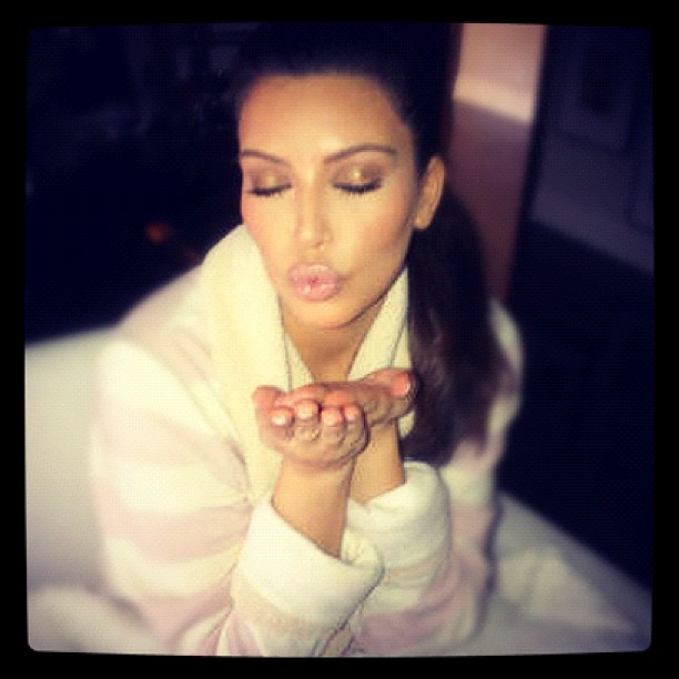 Ким Кардашьян посылает всем поцелуйчики (февраль 2012). Фото: @kimkardashian