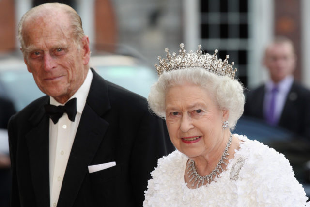 Вся семья опечалена: Букингемский дворец впервые прокомментировал скандальное интервью Меган Маркл и принца Гарри