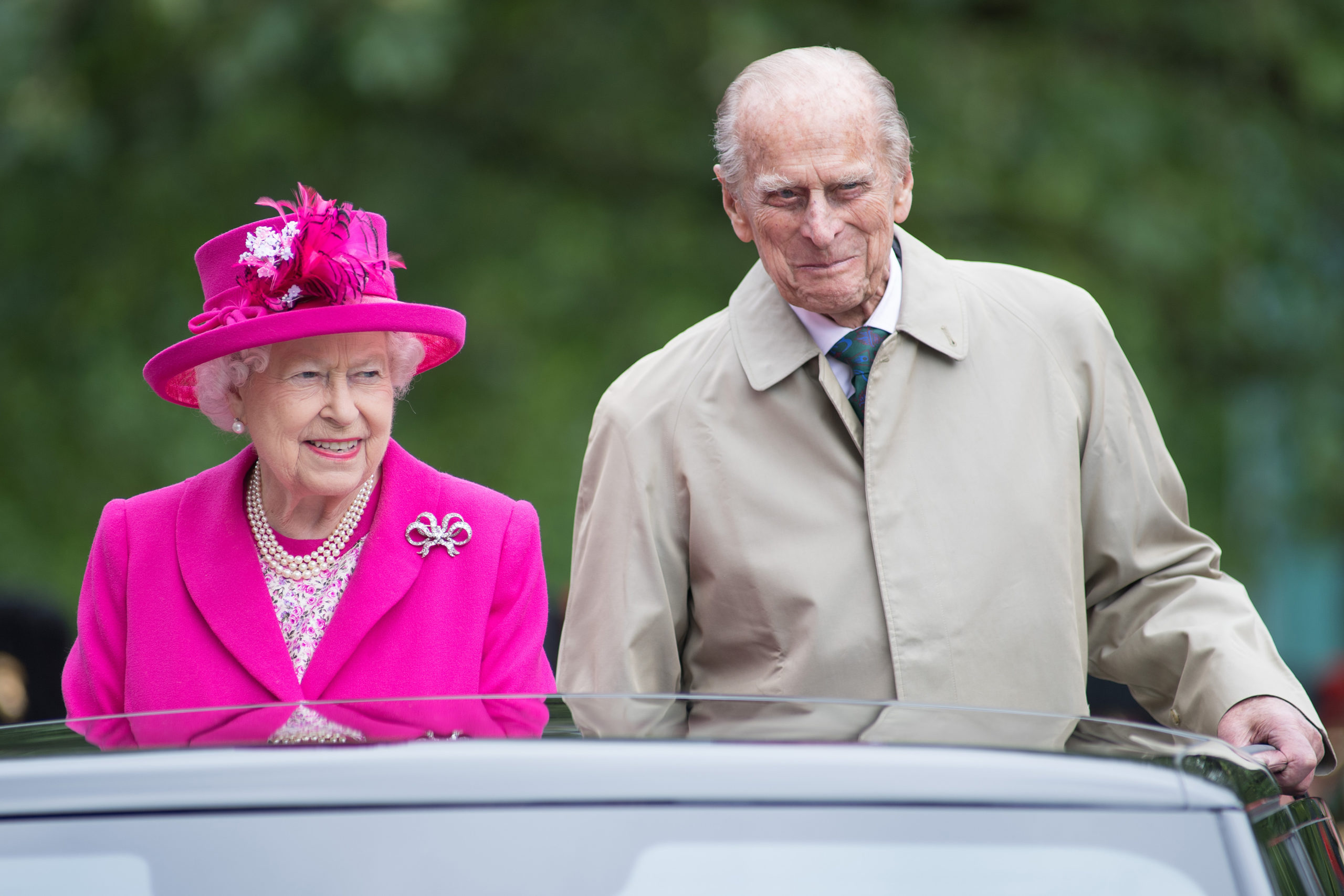 Королева Елизавета II и принц Филипп получили вакцину от коронавируса
