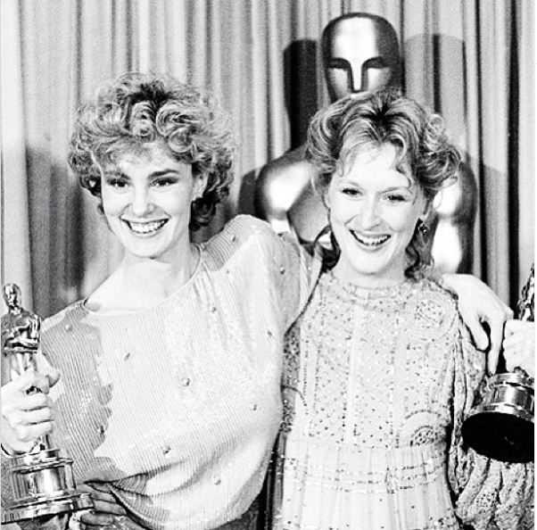 Мэрил Стрип выложила архивный снимок с Джессикой Лэнг и наградами «Оскар» (июль 2013). Фото: @merylstreep