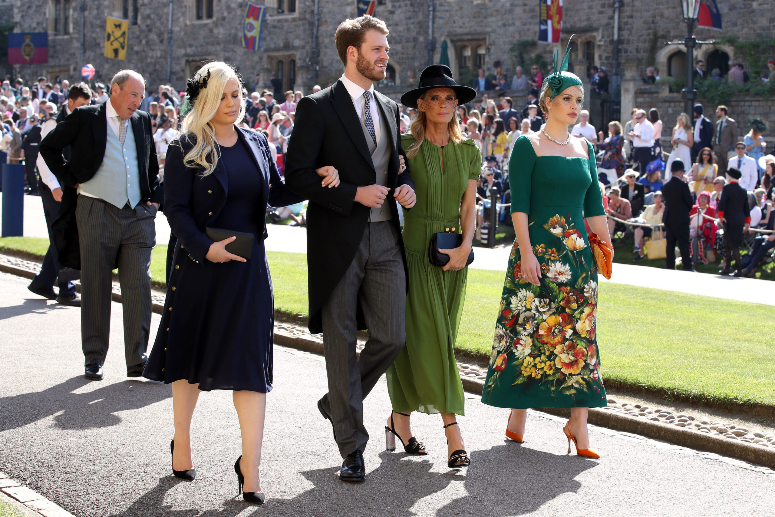Виконт Луи вместе с сестрами Элизой(слева) и Китти (справа) и подругой Викторией (по центру) на свадьбе принца Гарри и Меган Маркл