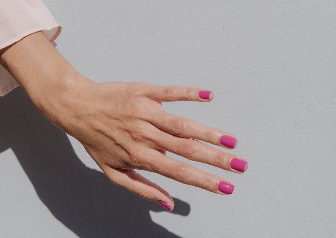 Девушка с розовыми ногтями