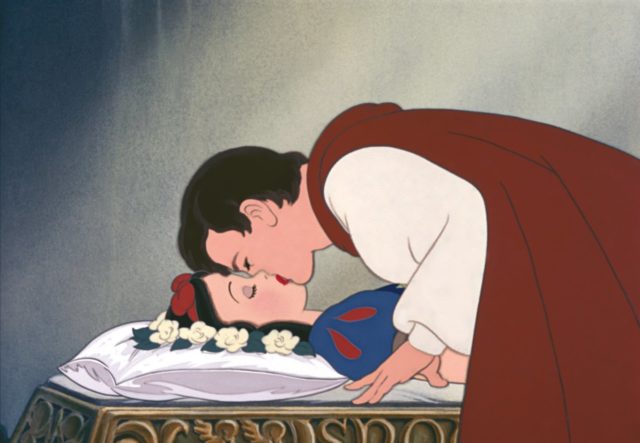 Поцелуй без согласия: в США требуют переписать сказку «Белоснежка»