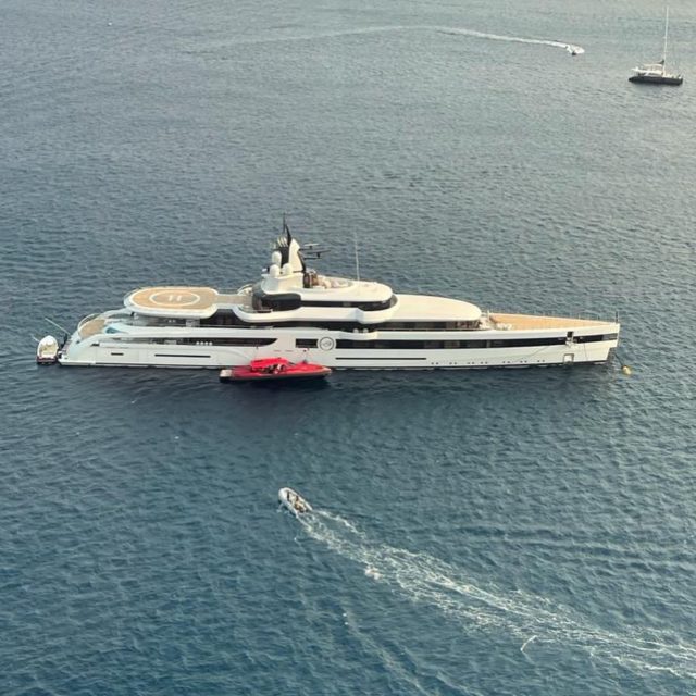 Яхта за 180 млн долларов, частный джет и гольф в открытом море: посчитали, сколько стоит отдых DJ Smash в Италии