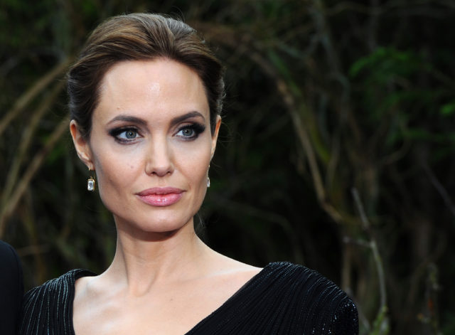 Бессмертная классика: какая вещь в гардеробе Анджелины Джоли нужна каждой