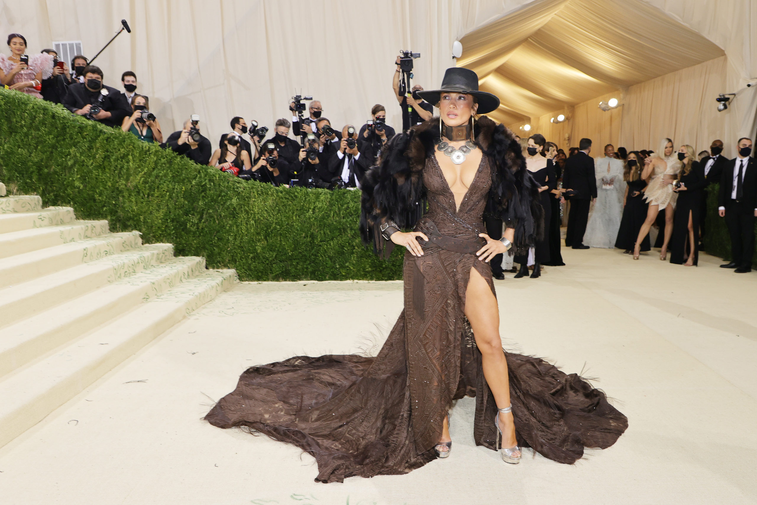 Худшие образы на красной дорожке Met Gala 2021