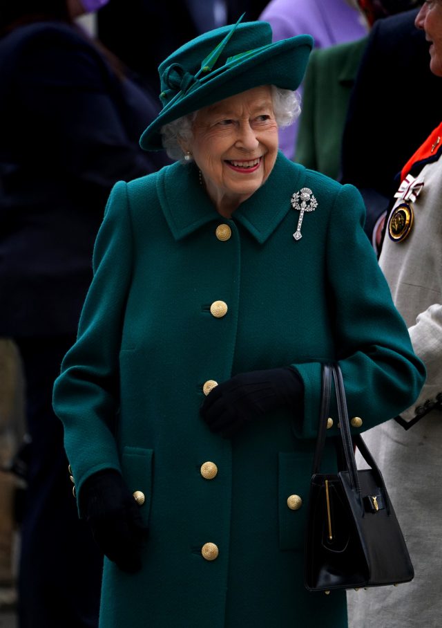 «Потом будет жалеть»: принцу Гарри рекомендуют навестить Елизавету II