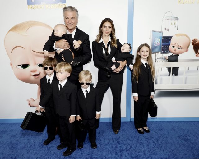 Жена Алека Болдуина опубликовала семейный портрет с семью детьми