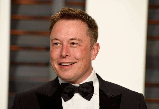 «Я предлагаю продать 10% моих акций Tesla»: Илон Маск устроил опрос в Twitter