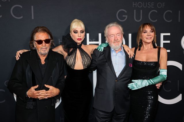 Леди Гага с прозрачным декольте, Джаред Лето с мамой и другие подробности премьеры фильма «Дом Gucci» в Нью-Йорке