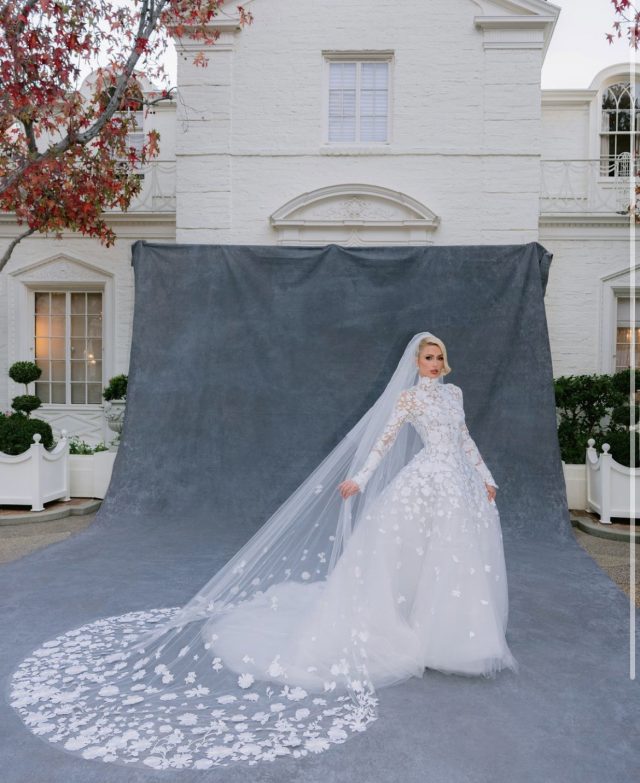В роскошном платье: первые фотографии со свадебной церемонии Пэрис Хилтон