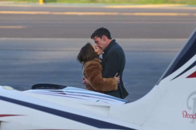 Это любовь: Бен Аффлек и Дженнифер Лопес целуются в аэропорту