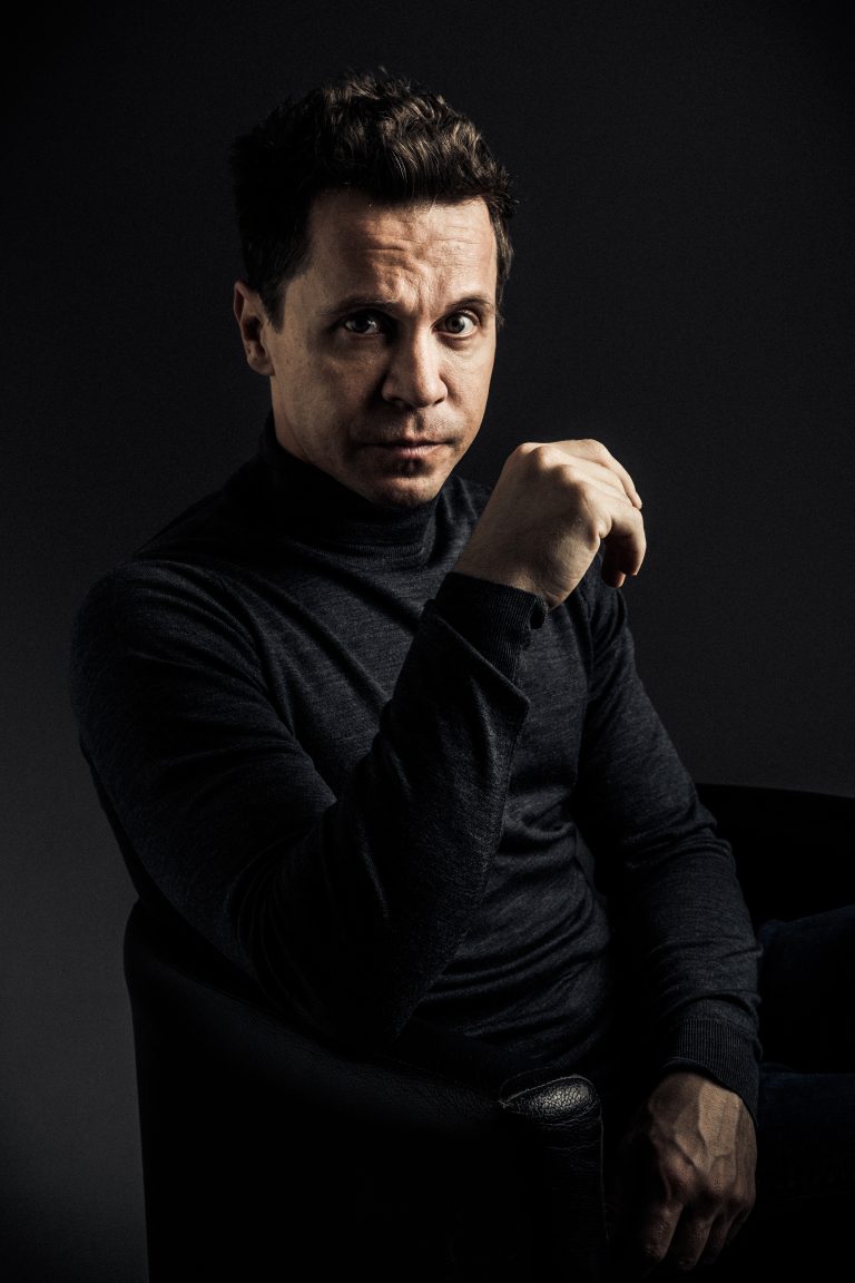 По мотивам моей жизни могли бы снять мюзикл, а ведь я даже