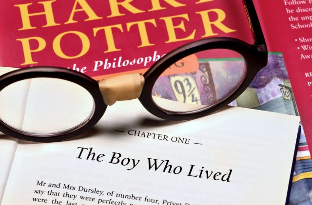 Цифра дня: за сколько продали первое издание книги «Гарри Поттер»
