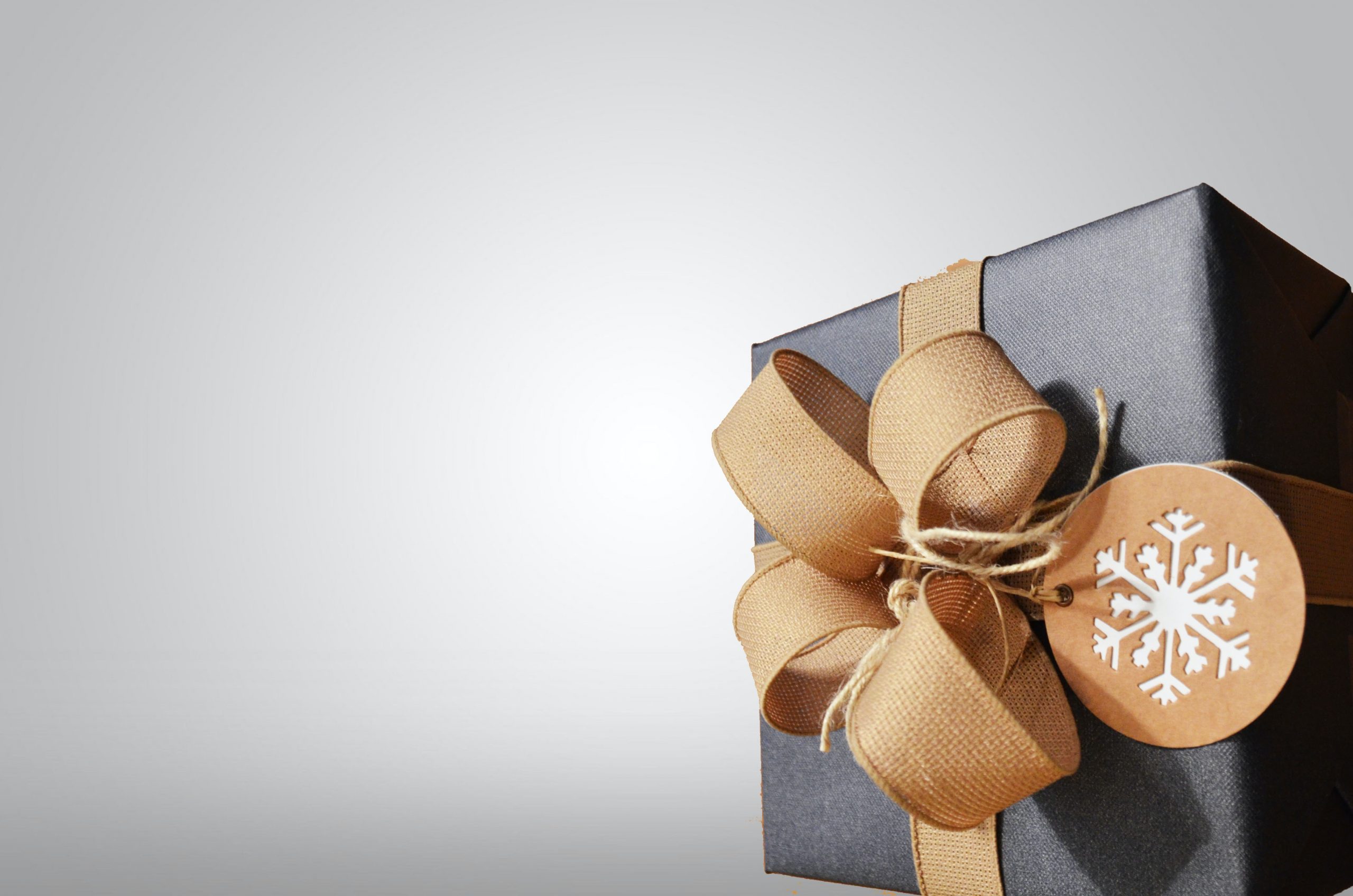 Лучший подарок на Новый год: три новых небанальных аромата, которые уже можно купить