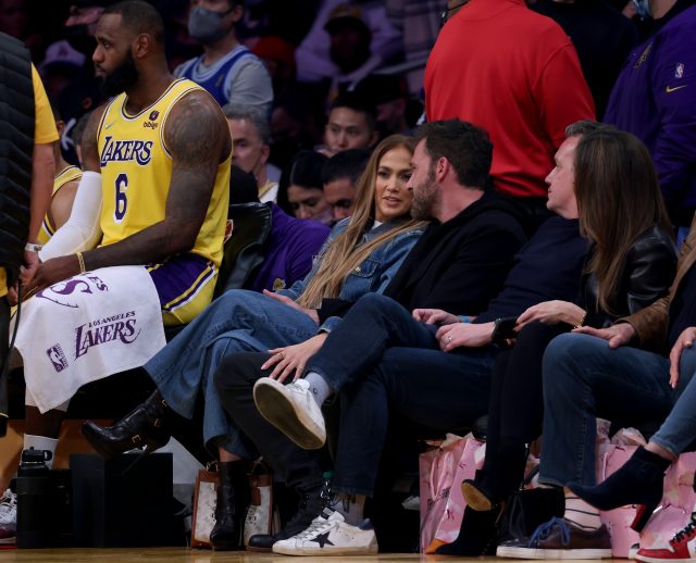 Не скрывают чувств: Дженнифер Лопес и Бен Аффлек обнимаются на баскетбольном матче