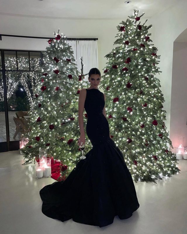 Девушкам на заметку: Дженнифер Лопес встретила Рождество в роскошном белоснежном платье с перьями