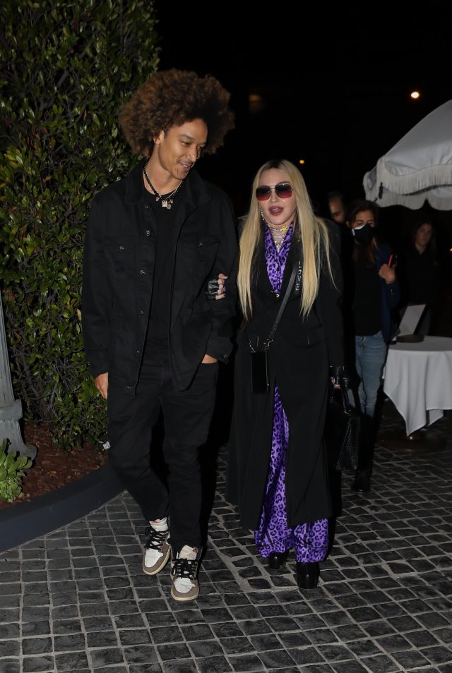 В атласном леопардовом костюме и черном пальто: редкий выход Мадонны с ее молодым парнем