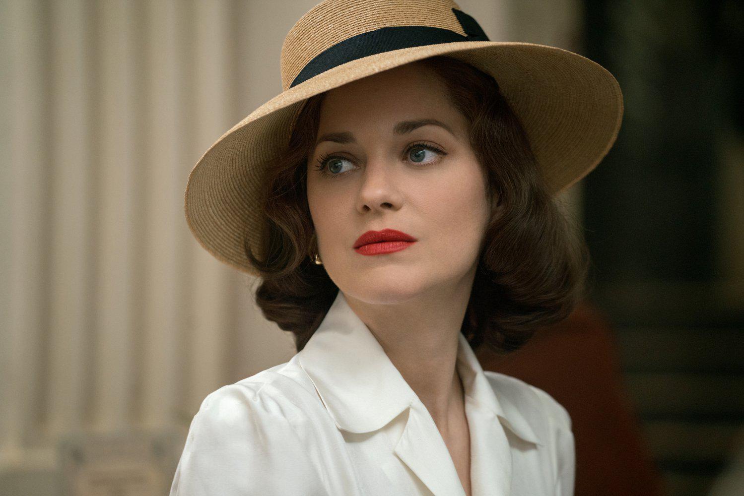 “Red lipstick index”: how cosmetics affect your mental health