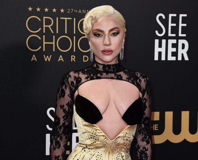 Не оторвать глаз: Леди Гага в золотом платье с глубоким вырезом и длинным шлейфом