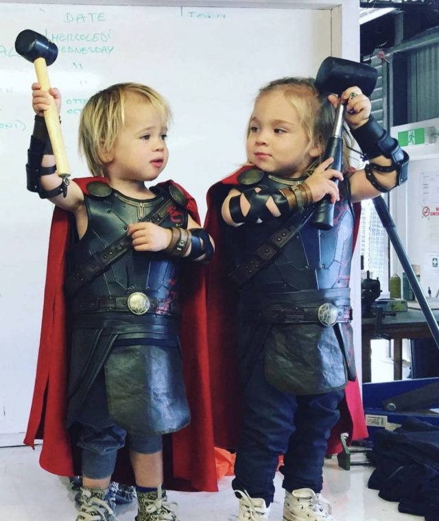 Двойняшки в костюмах Тора: Крис Хемсворт показал подросших сыновей