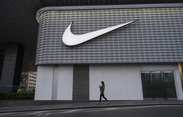 Nike закрывает свои магазины в России