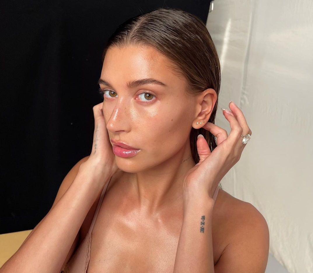 Life hack from Hailey Bieber: how to remove facial puffiness in the morning?