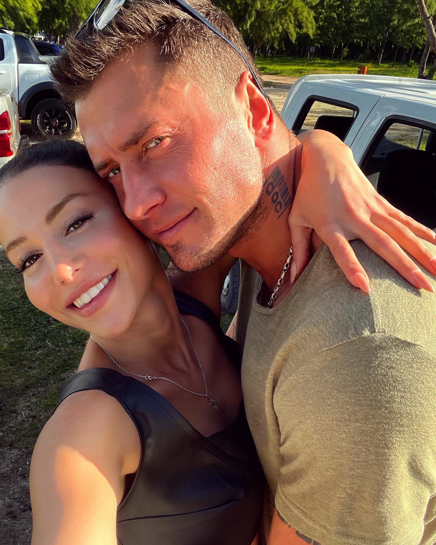 Do not hide feelings: Pavel Priluchny kisses Zepyur Brutyan at sunset