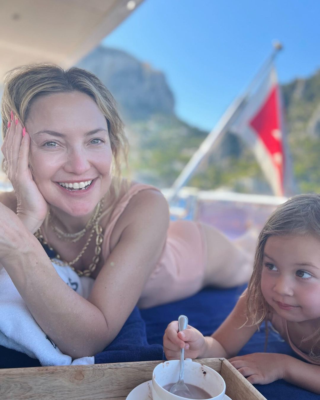 Without Photoshop: Paparazzi photographed Kate Hudson in a leopard bikini