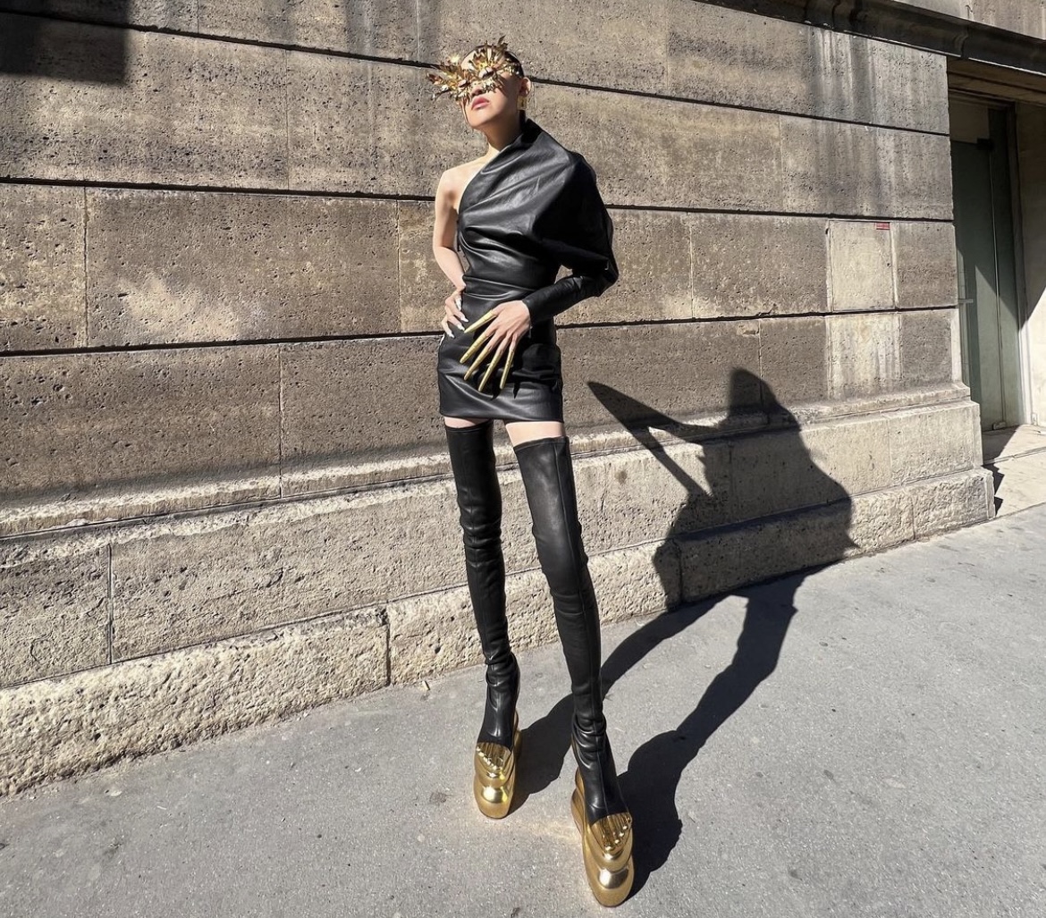 Fashion opening of the week: plush glasses and an evening sweatpants by Jaime Se