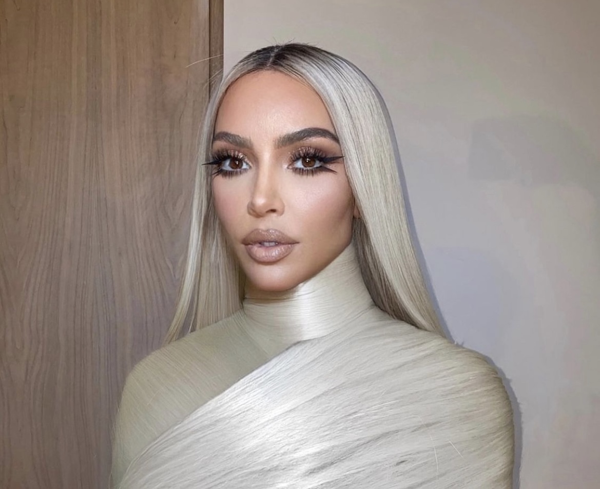 Mixed story: Kim Kardashian reincarnated as Rapunzel and “dressed” in her hair