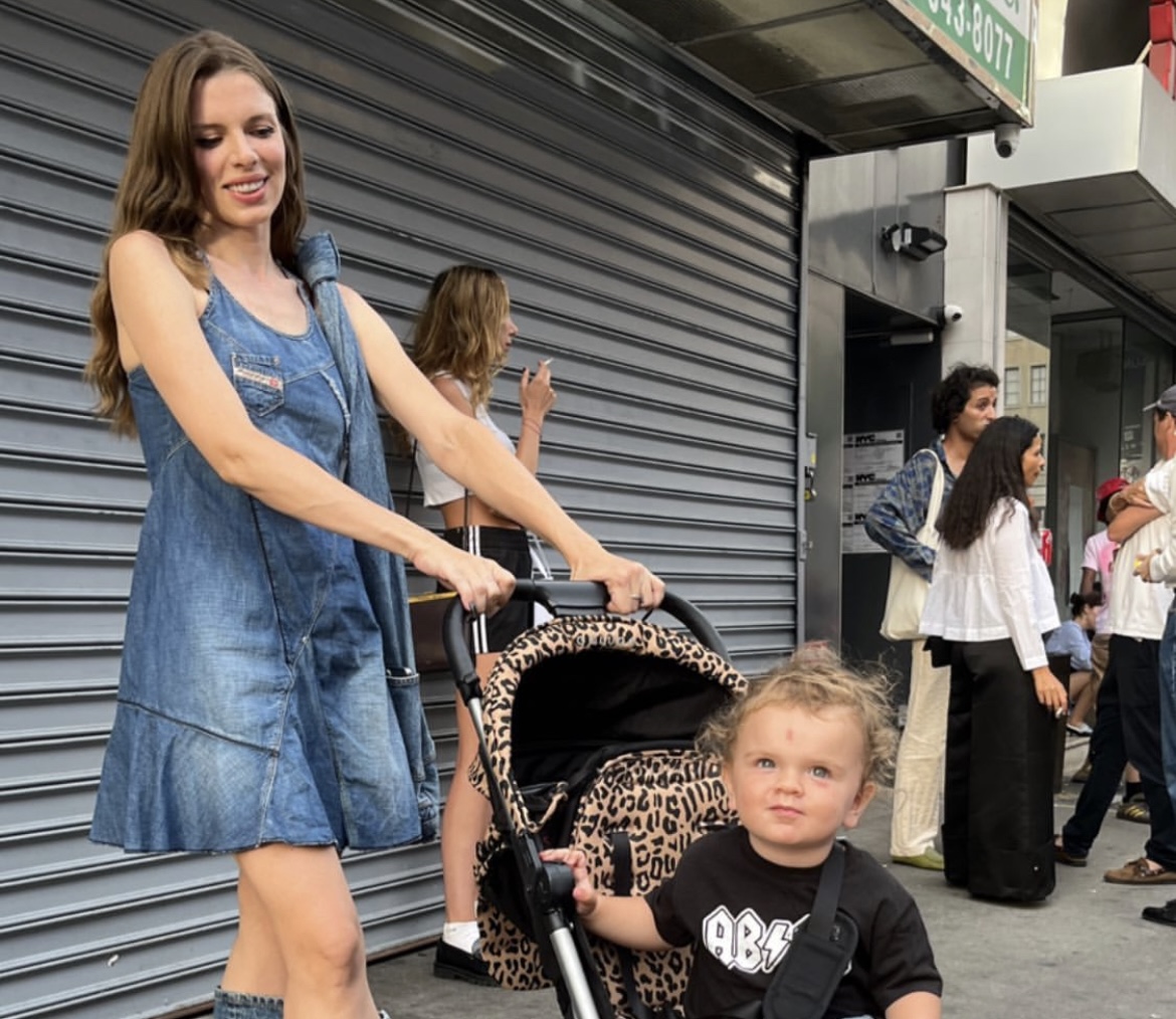 Julia Fox stopped the provocation and surprised with a discreet look of total jeans