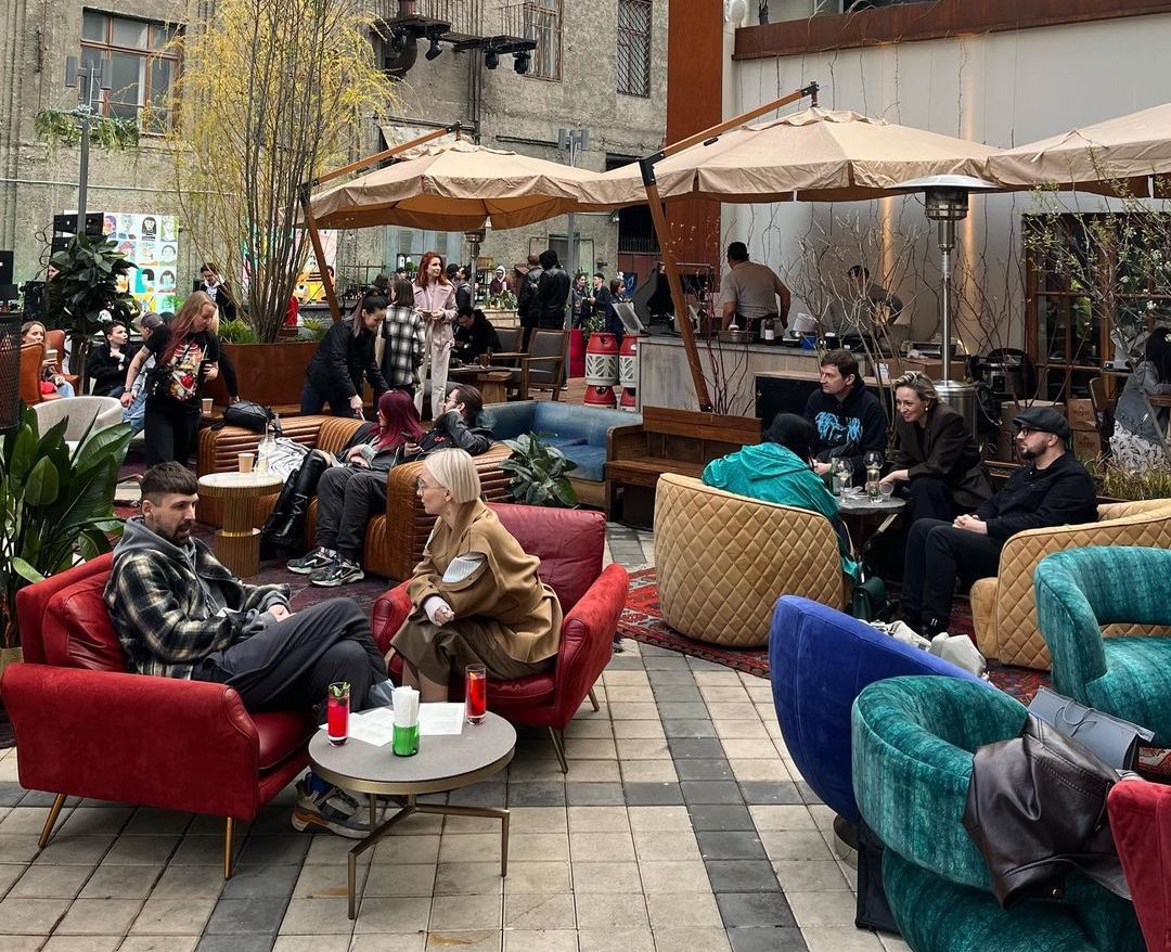 7 best bars for summer hangouts