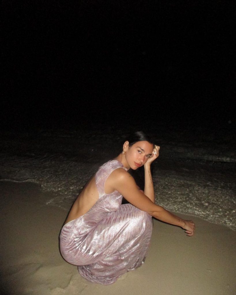Дуа Липа в нежно-розовом платье с оголенной спиной на пляже