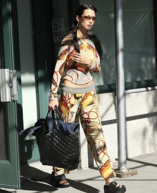 В омут с головой: Белла Хадид показывает психоделические топ и брюки в преддверии актерского дебюта в сериале «Рами»