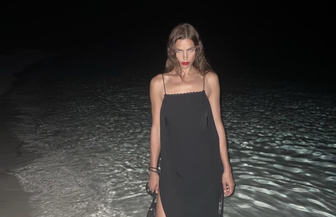 Unbreakable unity: Irina Shayk reminds once again that red lipstick in combination with a black dress is always a reception.