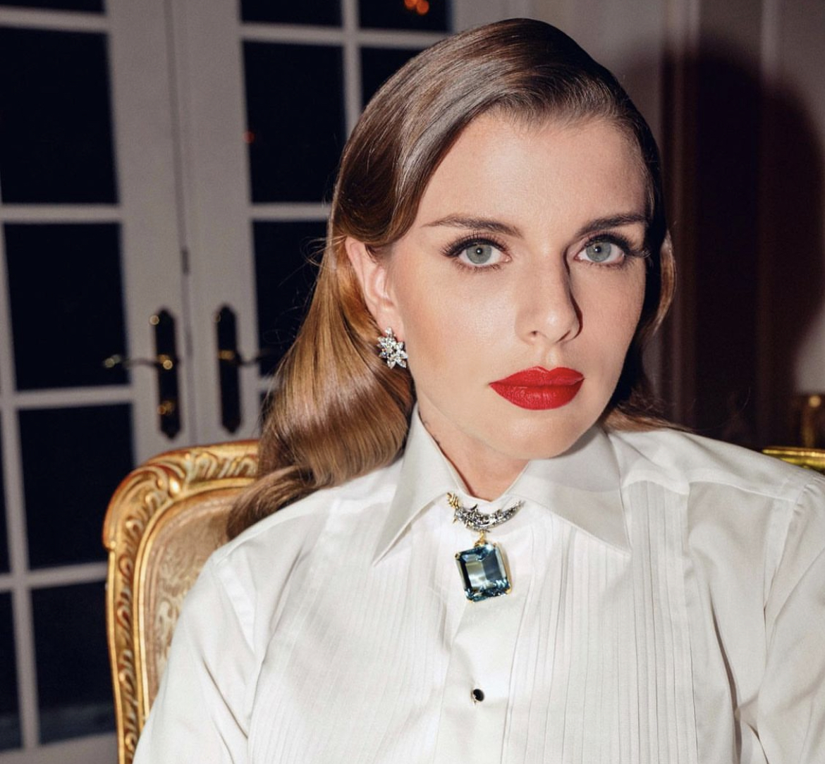 From scratch: What does a modest image look like according to Julia Fox?