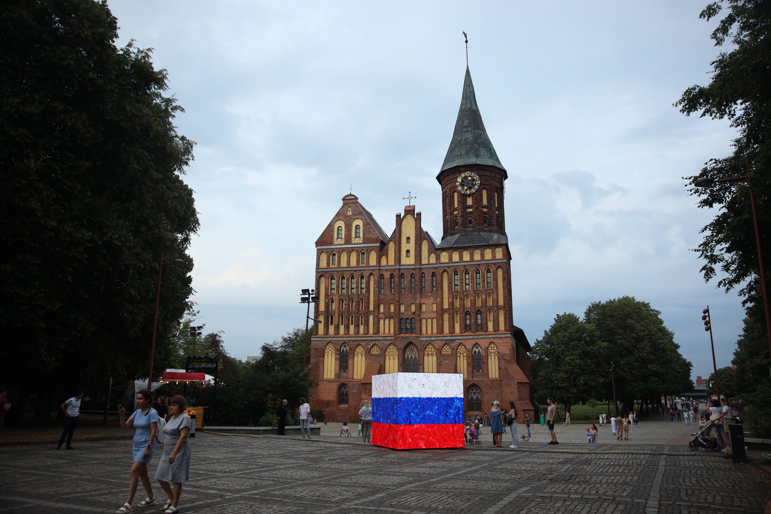 Holiday in a cube: VK interactives installed in Russian cities in honor of Flag Day