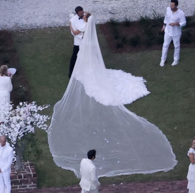 Жемчуг, кристаллы и двухметровый шлейф: как выглядели три свадебных платья Дженнифер Лопес