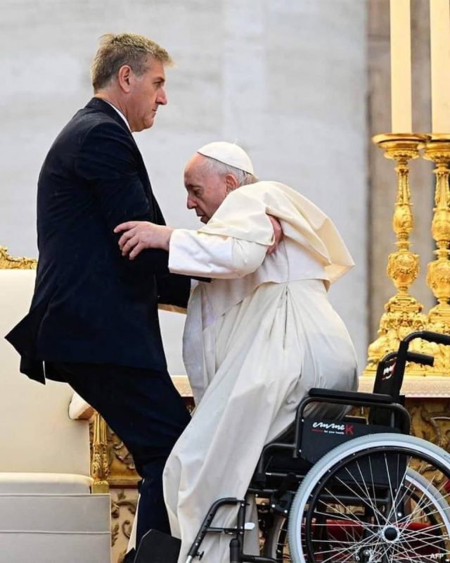 Состояние Папы Римского резко ухудшилось: в Сети появился кадр главы Ватикана в коляске