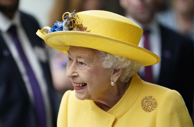 Не просто украшения: тайные значения брошей королевы Елизаветы II