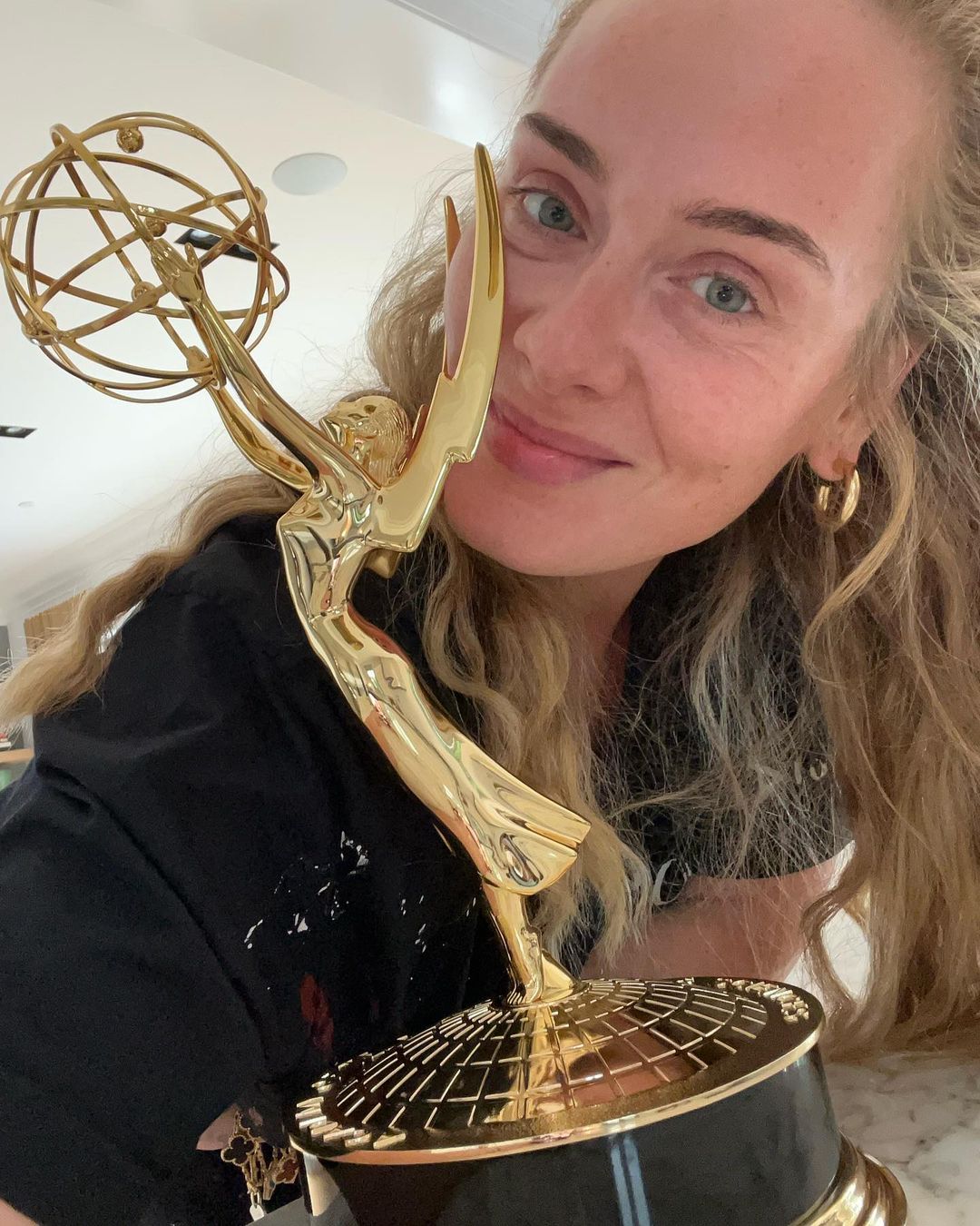 Photo of the day: Adele takes a selfie with the Emmy statuette