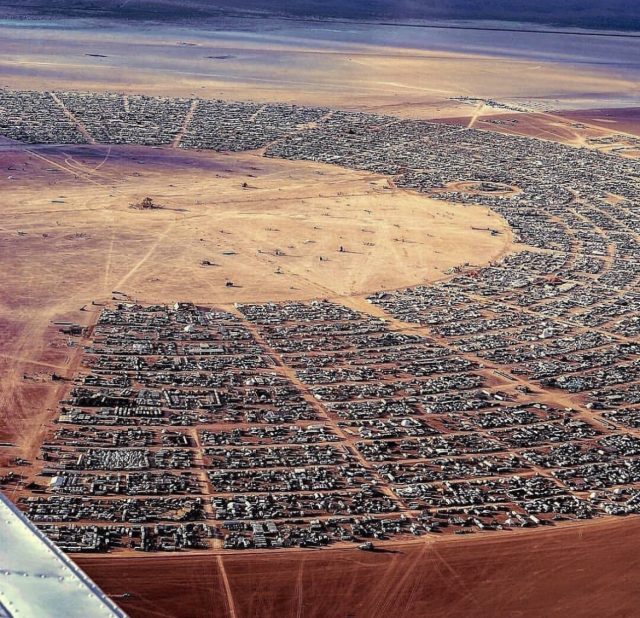 Как проходит фестиваль Burning Man 2022 в Неваде (и чем на нем снова отличилась Пэрис Хилтон)