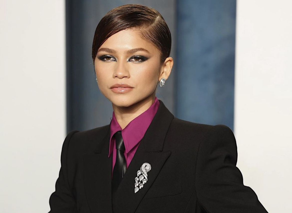 How boring is it to wear a jacket with a shirt?  Learn an easy gesture from Zendaya