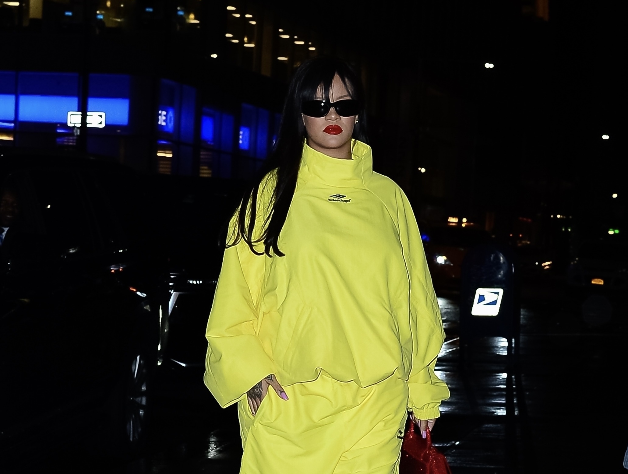 Yellow light – beware: Rihanna came out in a bright sweatpants