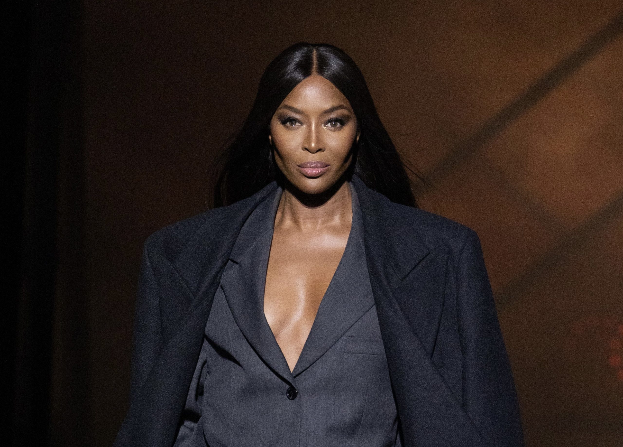 Naomi Campbell pairs a formal suit with basketball shoes (and we're ...