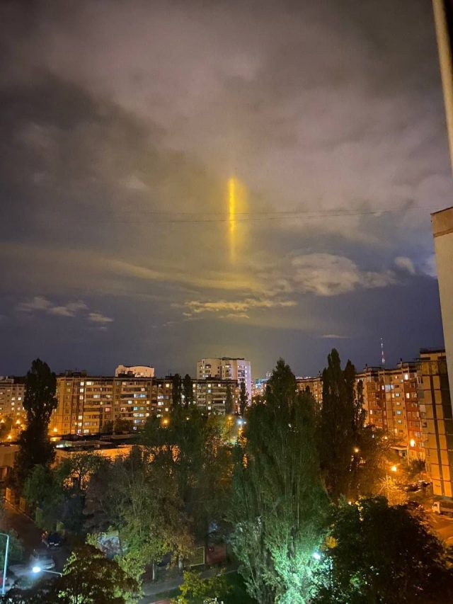 «Лазерные столбы»? В Сети обсуждают необычное природное явление над Белгородом