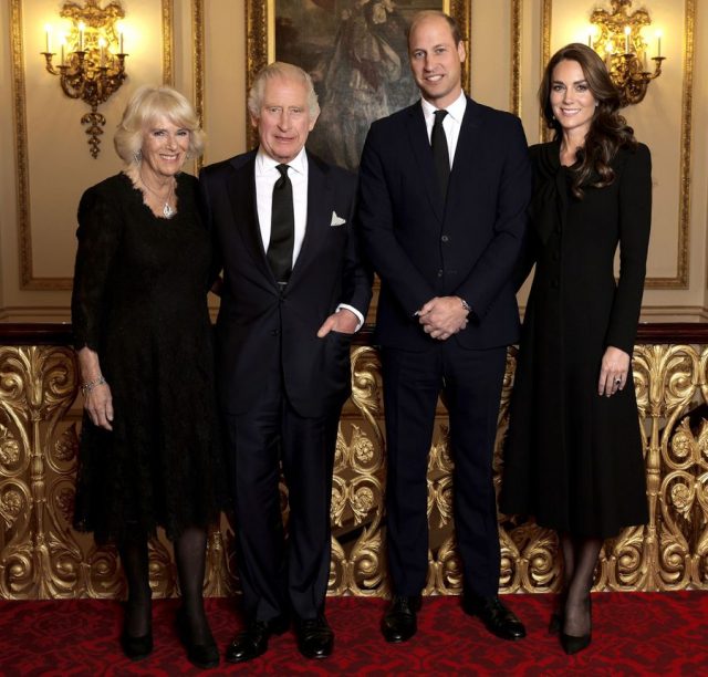 Ответ королевской семье: Меган Маркл и принц Гарри представили свой официальный портрет