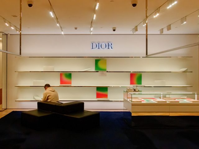 Dior планирует возобновить работу своих магазинов косметики и парфюмерии в России