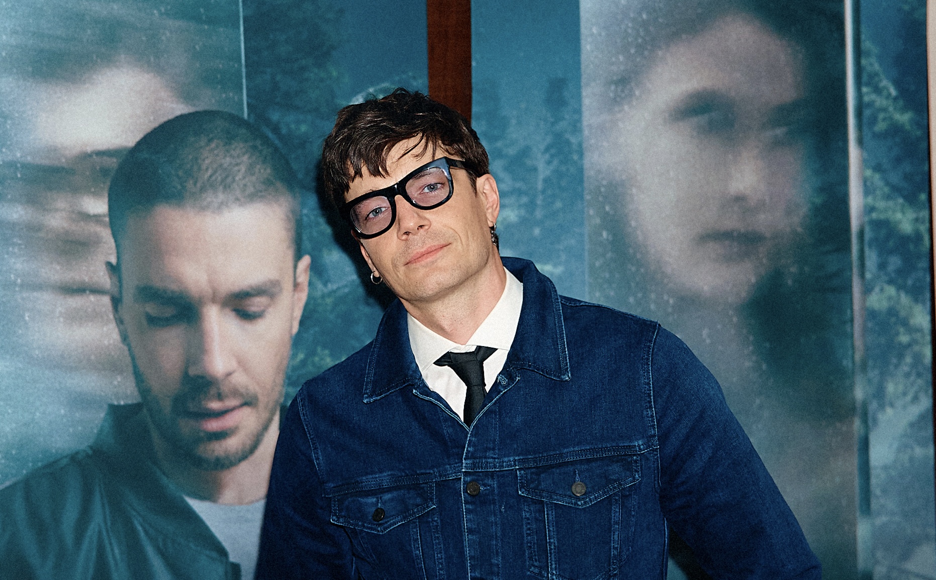 Көк түсте жалаңаш порно